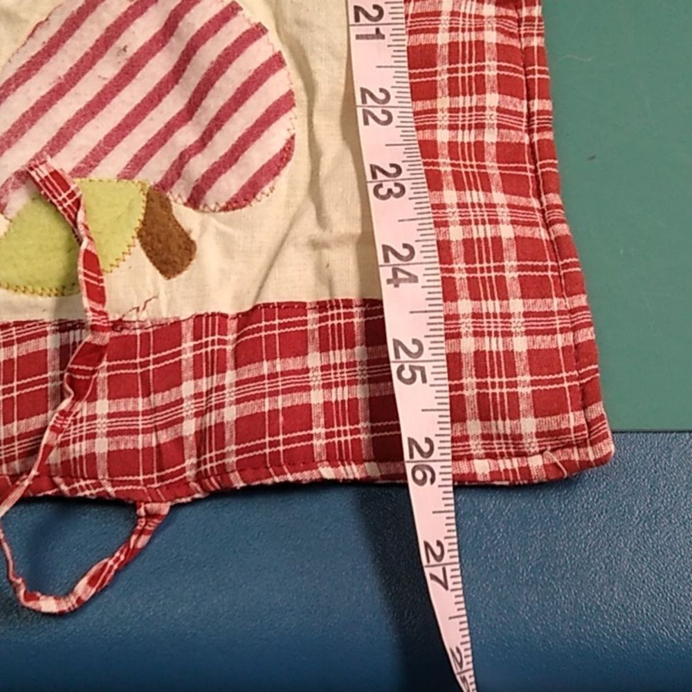 Covered Dish Carrier Red Plaid Apple Quilt with Wooden Handles Cottagecore - Picture 4 of 7